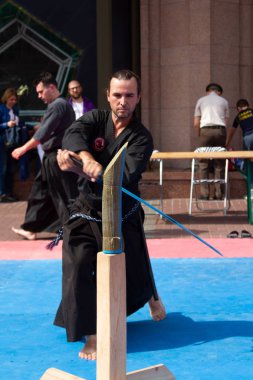 Kiev, Ukrayna, 9 Eylül 2018: Intersport çalışma Ua. Kiev sporun dünya günü. Swordplayer tekrar mankenle grev.