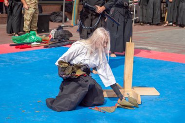 Kiev, Ukrayna, 9 Eylül 2018: Intersport çalışma Ua. Kiev sporun dünya günü. Kılıç dövüşü ana - kız - kukla kalıntıları toplar.