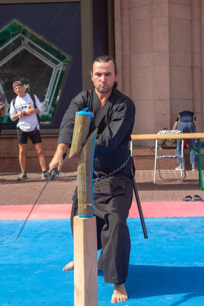 Kiev, Ukrayna, 9 Eylül 2018: Intersport çalışma Ua. Kiev sporun dünya günü. Kılıçla dövüş ustası bambu manken konuşabilerek kılıç bıçakla keser.