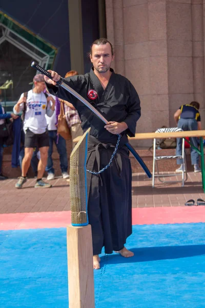 Kiev, Ukrayna, 9 Eylül 2018: Intersport çalışma Ua. Kiev sporun dünya günü. Bir kılıç ustası bir kılıç onun kılıf içinde gizler.