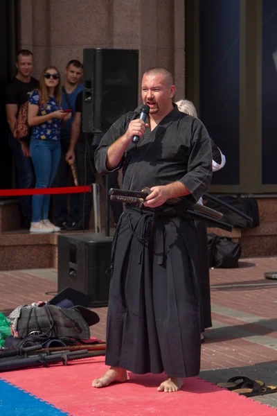 Kiev, Ukrayna, 9 Eylül 2018: Intersport çalışma Ua. Kiev sporun dünya günü. Kendo okul öğretmeni mikrofona konuşur.