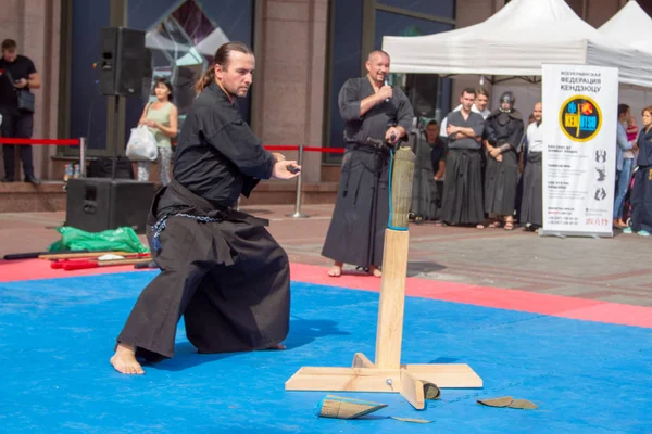 Kiev, Ukrayna, 9 Eylül 2018: Intersport çalışma Ua. Kiev sporun dünya günü. Kılıç mücadele duruş ile savaş ustası.