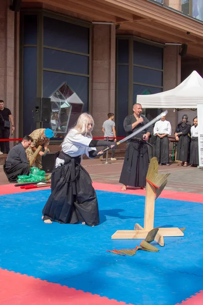 Kiev, Ukrayna, 9 Eylül 2018: Intersport çalışma Ua. Kiev sporun dünya günü. Bir kılıçla dövüş ustası - bir kız - grev.