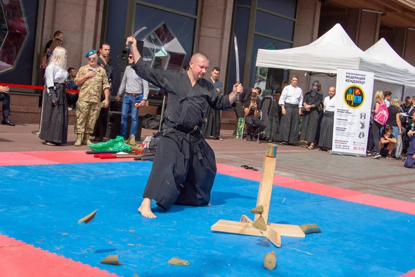 Kiev, Ukrayna, 9 Eylül 2018: Intersport çalışma Ua. Kiev sporun dünya günü. Aynı anda iki kılıç ile darbeler swordmaster gösterir.