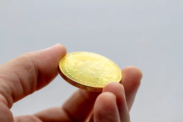 Bitcoin Błyszczące Złote Monety Dłoni Szarym Tle Skupić Się Nachylonym — Zdjęcie stockowe