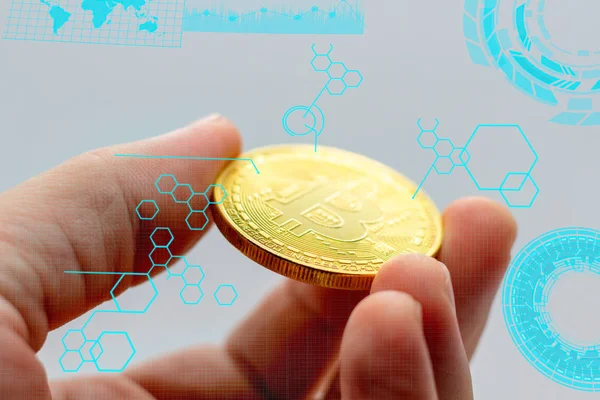 Sanal elektronik para kavramı. Bitcoin para içinde erkek el portre sarı. Genel Teknik hologram arka planı.
