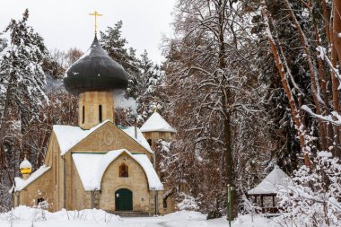 Eski bir gizli Ortodoks Kilisesi bir kış ormanda 1908 yılında inşa edilmiş. Büyük bir bakır kubbe ile gizemli orman Tapınağı. Kış orman gazebo yanındaki dua için alışılmadık bir tapınak.