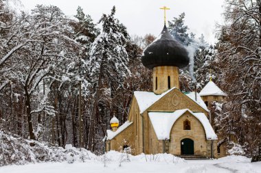 Eski bir gizli Ortodoks Kilisesi bir kış ormanda 1908 yılında inşa edilmiş. Büyük bir bakır kubbe ile gizemli orman Tapınağı. Kış orman dua için alışılmadık Tapınağı.