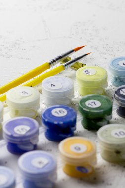 Boyalar, numaralarına göre ev Boyama için kümesi. Hobi resim tuval ile akrilik rakamlarla boyar. Boya fırçaları ve renkli boyalar. Dikey afiş için.