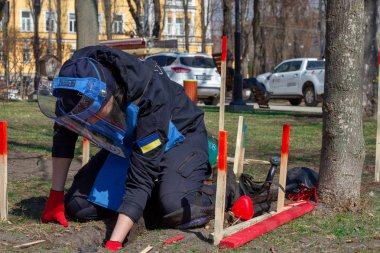 Ukrayna ordusunun profesyonel bir sapper bir mayın i devre dışı bırakır
