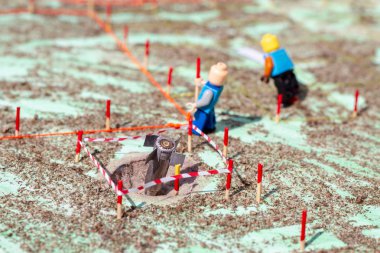 İki oyuncak çırağa sinyal bayraklarıyla çevrili bölgede bomba yıktı. Sappers teorik eğitim için görsel yardım. Seçici odaklama.