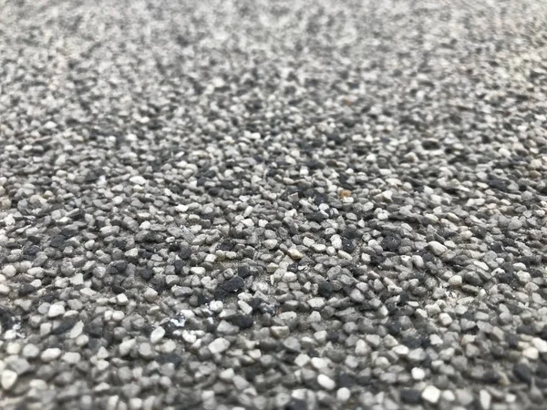 Textura de asfalto de cerca. Chips de mármol gris sobre asfalto. Piedra textura natural del material de construcción para paredes y otras superficies. Textura gris de chips de mármol y asfalto. Enfoque selectivo . —  Fotos de Stock