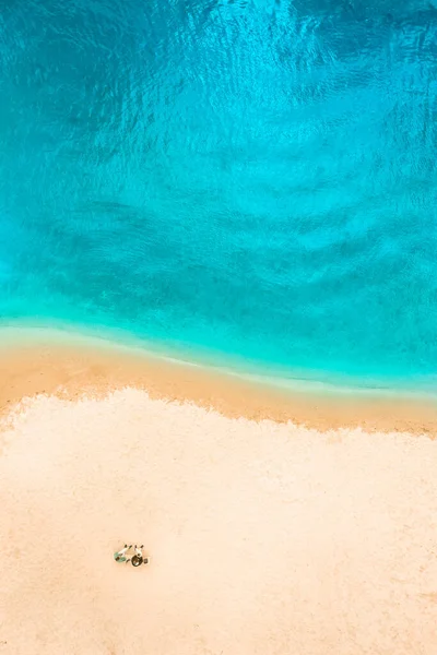 Vista aérea de Drone superior de una pareja de personas en la playa de arena. Agua y gente de Azure Beach River. Fondo marino de vacaciones . — Foto de Stock