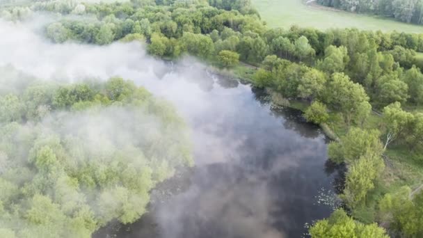 Vol par drone au-dessus de la rivière et virage à 180 degrés avec un panorama circulaire par temps matinal brumeux 