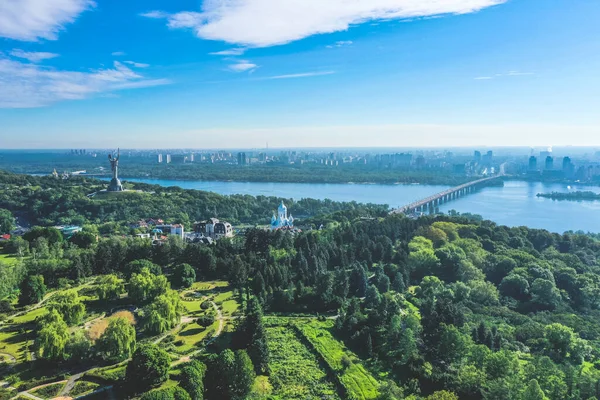 Botanik bahçesinden Kiev 'in sol yakasının panoramik manzarası. Yazın öğleden sonra Kiev 'de havadan çekilmiş. Yüksek kalite fotoğraf