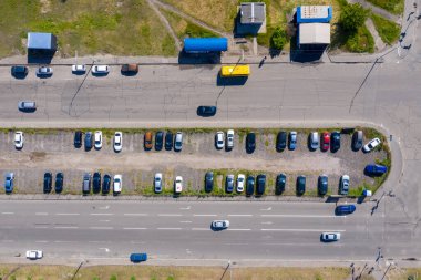 Şehrin girişinde spontane bir park yeri var. Şehirdeki iki cadde arasındaki park yerini kesiyor. Hava Görüntüsü.