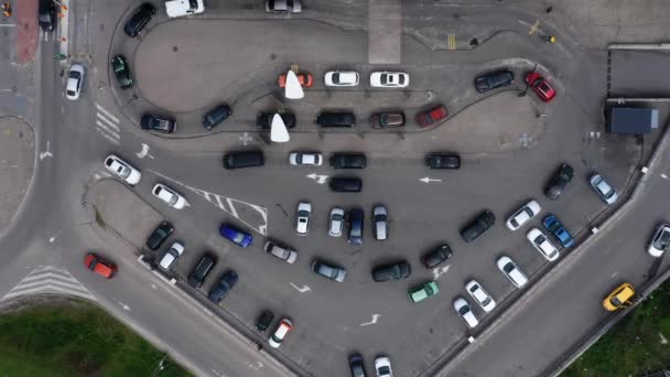 Een rij auto 's om boodschappen te doen. Timelapse top-down. — Stockvideo