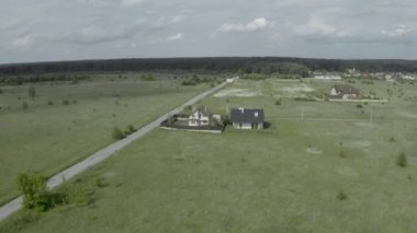 Kırsaldaki büyük bir çayır arasında özel bir kulübe. Kulübenin yörüngesinde bir drone vuruldu..