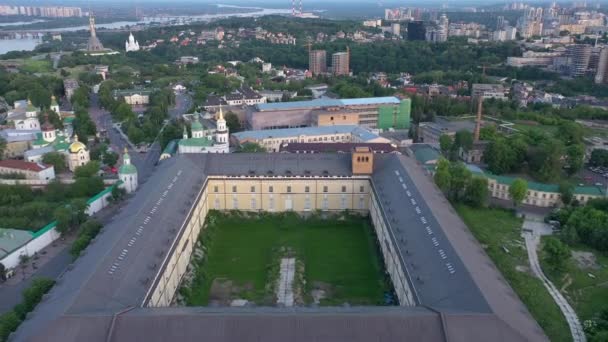 Complejo Nacional Cultural, Artístico y Museístico Arsenal Mystetskyi - Arsenal de Arte, complejo cultural, artístico y museístico en Kiev. Aerial Dolly-out Shot . — Vídeos de Stock