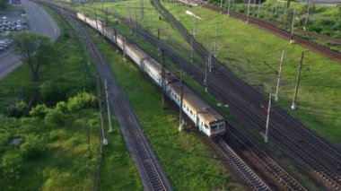 Demiryolu üzerinde hava aracı vuruldu. Güzel ormandaki demiryolu manzarası. Şehirdeki birkaç demiryolu tablosu. Vagonları olan bir tren raylarda gider. Mavic 2 Pro Drone 'da 4K UHD Çekimi.