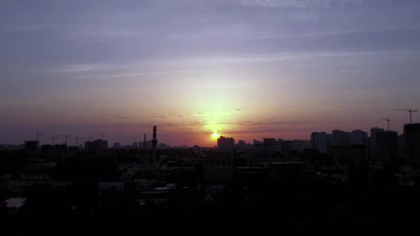 Parallaxe urbane Industrielandschaft im Morgengrauen. Weitschuss-Drohne. — Stockvideo