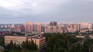 Yazın ufukta yüksek binalardan oluşan şehir manzarası. Kyiv merkez hava aracının güneş doğarken çekilmiş video görüntüleri. 