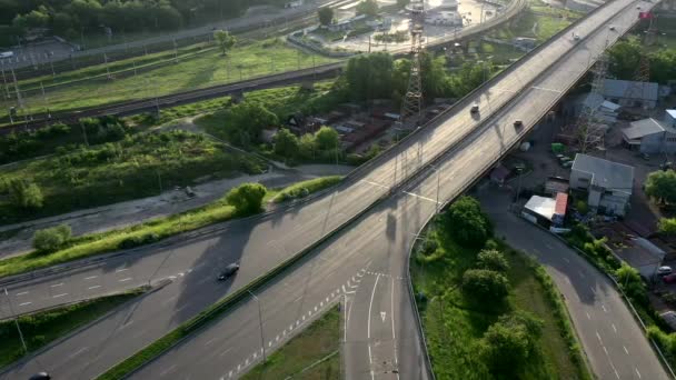 Panorama aérien des autoroutes de transport : Les voitures vont sur l'autoroute à l'aube. Tourné en orbite sur un drone. — Video