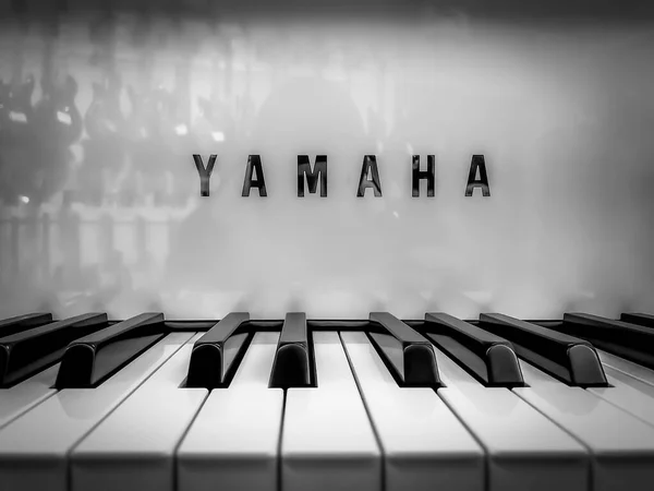 Kyiv, Ukrayna - 16 Haziran 2020: Yamaha 'dan yeni müzik aletlerinin sergilendiği sergiden siyah beyaz fotoğraf. Ön panelinde logo olan Yamaha piyano klavyesi.