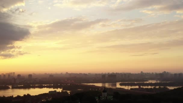 Alvorada amarela sobre o rio na cidade. Um Panorama cinematográfico feito por um drone . — Vídeo de Stock