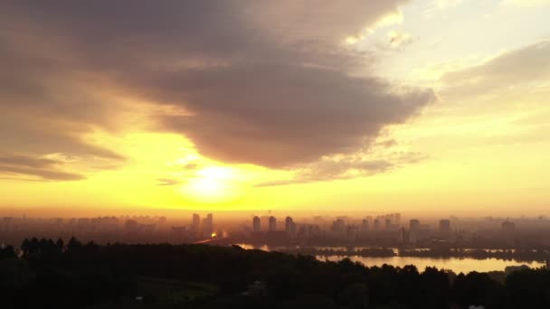 Amanecer amarillo sobre el río en la ciudad. Un tiro de dron de inclinación hacia adelante cinemático . — Vídeo de stock