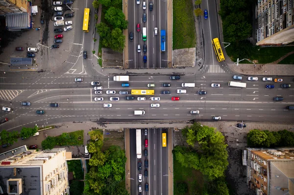 Otoyol üst geçidinde trafik sıkışıklığı olan bir yol trafiği, üst manzara. Köprüde trafik olan iki katlı dikey otoyolların kesişmesi..