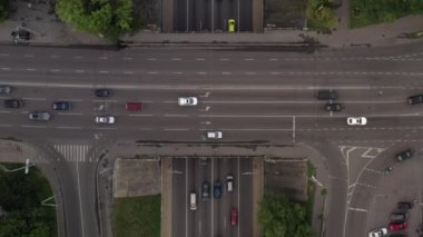 Şehir otoyolunun tepeden tırnağa panoramik görüntüsü. Otoyol boyunca trafik olan İHA uçuşu.