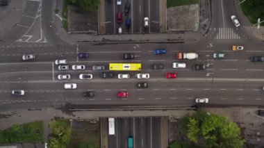 Yolların ve otoyolların kesiştiği yerde tepeden tırnağa trafiği vurmak. Araç trafiğinin insansız hava aracı görüntüsünü çok katlı üst görünümde yakınlaştır. 