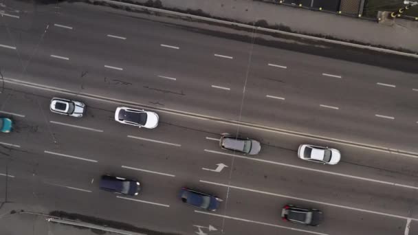 Spirale Helix Aufnahme einer Straßenkreuzung mit der Kreuzung von Autobahnen. Mehrspuriger Verkehr auf Autobahnen in der Stadt. Drohnenschuss. — Stockvideo