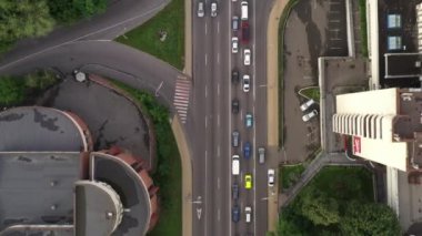 Şehir otobanının panoramik görüntüsünü baştan aşağı ters çevir. Otoyol boyunca trafiği olan sinematik İHA uçuşu.