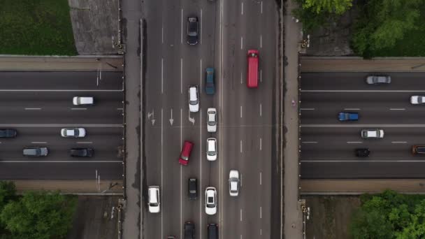 Tráfico de coches en el cruce de varios niveles vista superior. Zoom en Drone Shot. Disparar el tráfico de arriba a abajo en la intersección de las autopistas . — Vídeo de stock