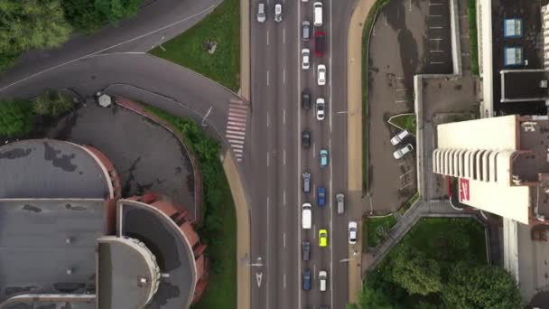 Vista panorámica inversa de la autopista de la ciudad de arriba a abajo. Vuelo Cinematic Drone a lo largo de la carretera con tráfico . — Vídeo de stock