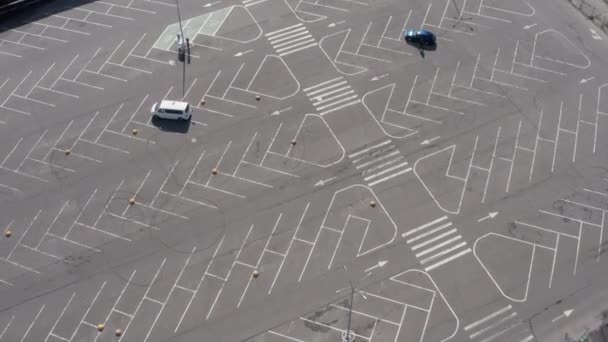 Несколько автомобилей посреди большой пустой парковки возле супермаркета во время карантина. Беспилотный летательный аппарат . — стоковое видео