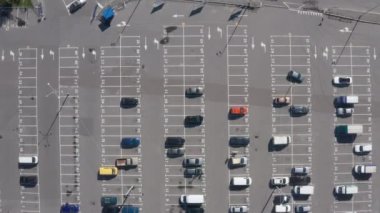 Üstteki manzaralı otopark. Drone 'dan hava görüntüsü. Birçok araba park halinde. Görüntüyü Büyüt.