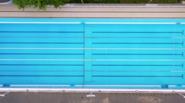 Karantina sırasında boş yüzme havuzu. Üst görünüm insansız hava aracı görüntüsünü büyüt.