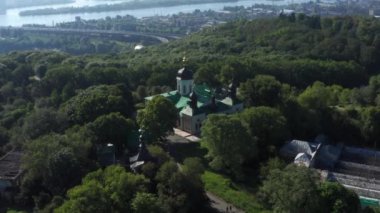 Ukrayna Ortodoks Kilisesi 'nin kutsal Trinity Ioninsky Manastırı. Panorama 'nın yörüngesindeki Manastır İnsansız Hava Aracı Bakır çatılı ve altın haçlı.
