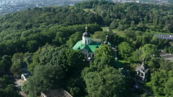 Das Dreifaltigkeitskloster der Ukrainisch-Orthodoxen Kirche. Panorama-Drohne umkreist Kloster mit Kupferdach und goldenem Kreuz am Morgen. — Stockvideo