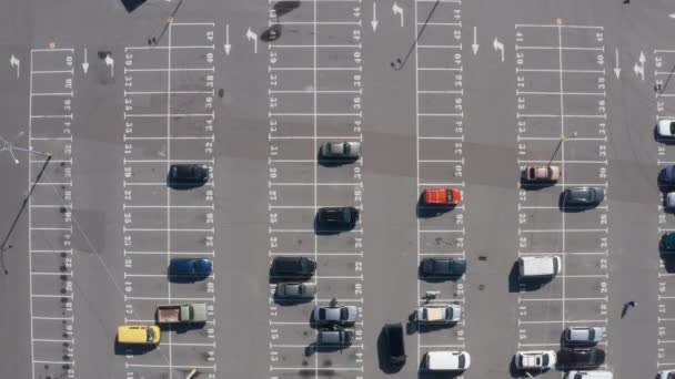 Zoom out Dolly Girato di Top vista parcheggio auto. Veduta aerea di molte auto Muoversi sul parcheggio. Traffico automobilistico e concetto di parcheggio. — Video Stock