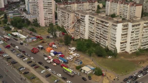 Kiev, Ucrania - 21.06.2020: Muchos equipos de rescate y dos manipuladores de torres trabajan en el lugar de la explosión de un edificio de apartamentos en Kiev . — Vídeos de Stock