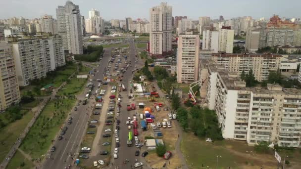 Kiev, Ucraina - 21.06.2020: un piano generale di salvataggio nell'area dell'esplosione di un condominio nel distretto Darnitsky di Kiev. Un gran numero di attrezzature di soccorso e una squadra di soccorso. — Video Stock