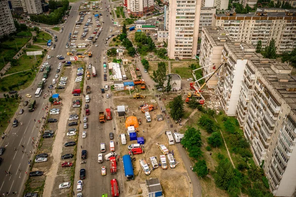 Kyiv, Ukraine - 21.06.2020: The emergency operations headquarters works at the site of a gas explosion in the building in Kyiv. Special equipment dismantles the rubble of the concrete floors — Stock Image Kyiv, Ukraine - 21.06.2020: The emergency operations headquarters works at the site of a gas explosion in the building in Kyiv. Special equipment dismantles the rubble of the concrete floors Royalty Free Stock Images