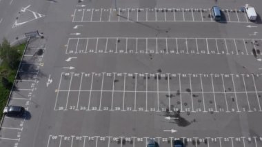 Top View Otopark 'ın Panorama Fotoğrafı. Otoparkta bekleyen birçok arabanın hava görüntüsü. Araba trafiği ve park kavramı.