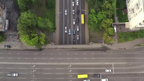 Panoramiczne ujęcie autostrady miejskiej od dołu do góry. Lot dronem kinowym wzdłuż autostrady z ruchem. — Wideo stockowe