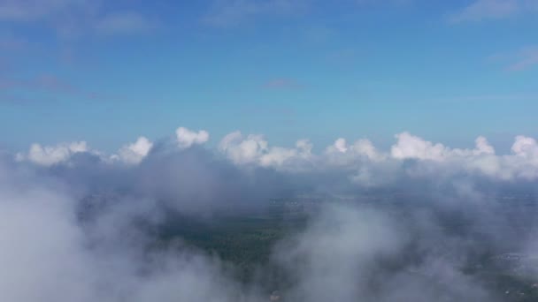 从空中俯瞰飘扬的白云.无人机在蓝天的白云中飞得很高. — 图库视频影像
