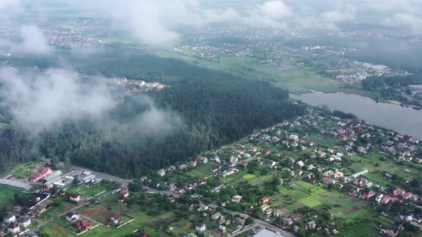 Niedrige Kumuluswolken über Wohnsiedlungen am Stadtrand. Nebelschwaden über der malerischen, umweltfreundlichen Wohngegend. — Stockvideo